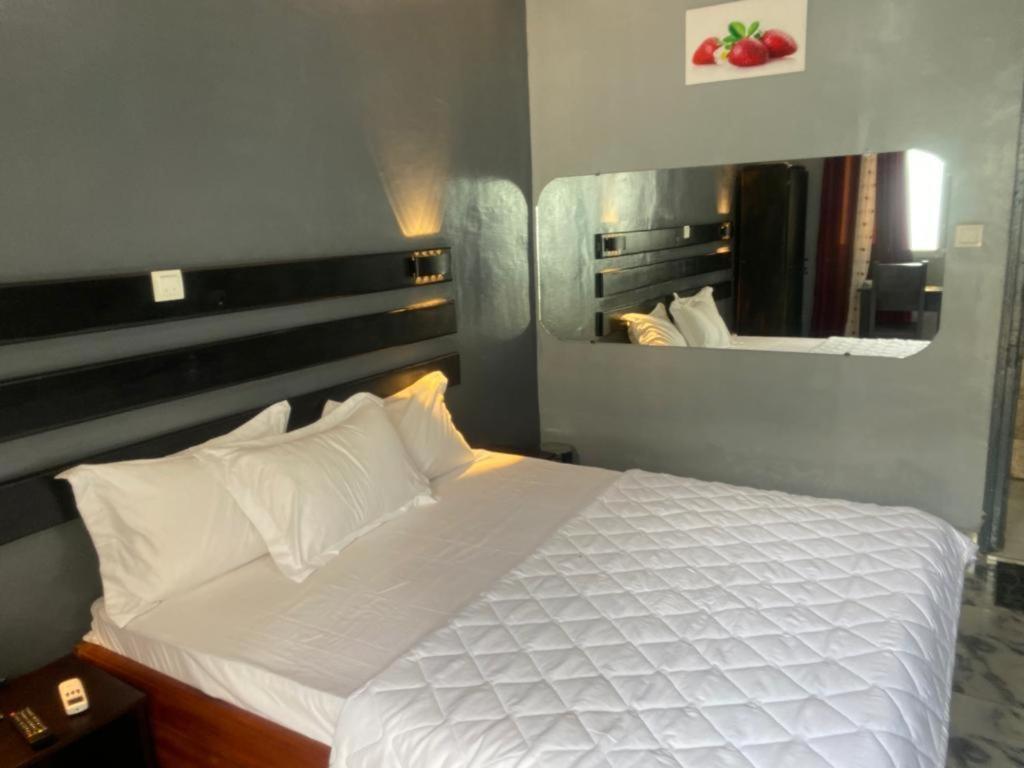 Hotel Sunrise Center Bonapriso 111 Duala Zewnętrze zdjęcie
